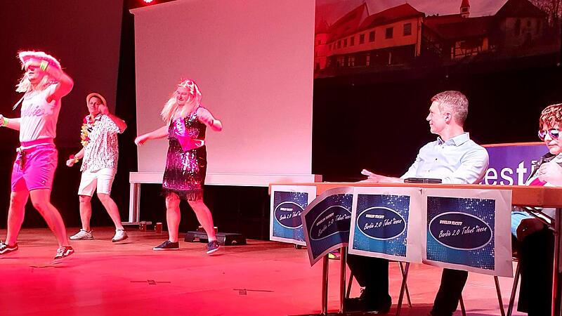 Barbie-Anw&auml;rter auf dem Laufsteg und die Jury w&auml;hrend der Prunksitzung in Adelsdorf.