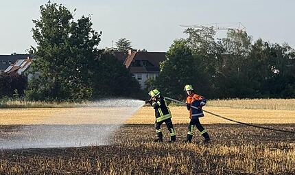 Brand nahe Erlangen bei Extremhitze: Feuerwehr erh&auml;lt unerwartete Hilfe