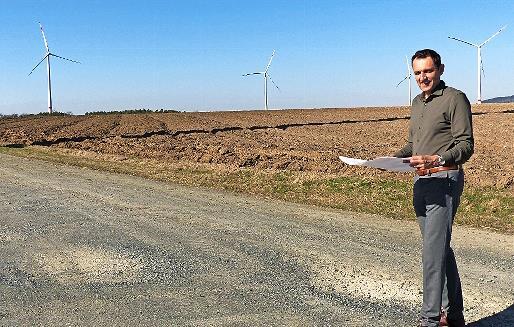 Bürgermeister Jörg Neubauer zeigt das Windvorranggebiet der Gemeinde Weißenbrunn in der Gemarkung Gössersdorf, auf dem noch maximal weitere vier Windkrafträder erstellt werden könnten. Bürgermeister Jörg Neubauer zeigt das Windvorranggebiet der Gemeinde Weißenbrunn in der Gemarkung Gössersdorf, auf dem noch maximal weitere vier Windkrafträder erstellt werden könnten.