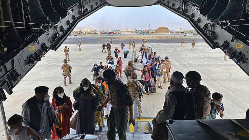 Die letzte Rettung? Geflüchtete Afghaninnen und Afghanen in Forchheim schockieren die Bilder aus ihrem Heimatland wie hier am Flughafen in Kabul.Forchheim & Fränkische Schweiz