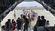 Die letzte Rettung? Geflüchtete Afghaninnen und Afghanen in Forchheim schockieren die Bilder aus ihrem Heimatland wie hier am Flughafen in Kabul.Forchheim & Fränkische Schweiz