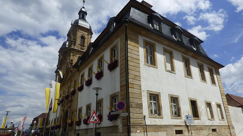 Das Pfarrhaus in G&ouml;&szlig;weinstein wird zum Rathaus umgebaut. Zusammen mit den weiteren Anlagen soll die Attraktivit&auml;t des Ortskerns gesteigert werden.Forchheim & Fr&auml;nkische Schweiz