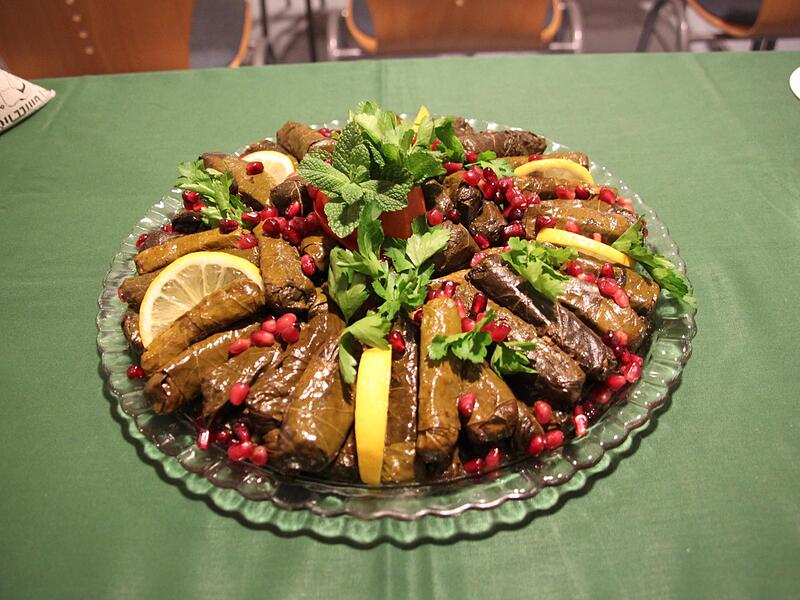 Traditionelle Köstlichkeiten, wie diese Weinblätter, werden beim syrischen Essen serviert.