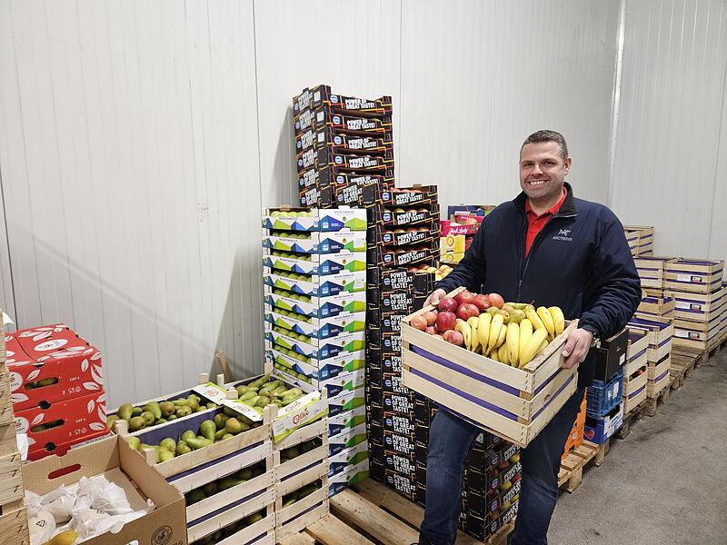 Markus Zettl brachte den Einsatzkr&auml;ften am Samstag spontan Obst zum Brandeinsatz in Neustadt.