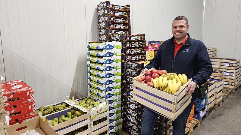 Markus Zettl brachte den Einsatzkr&auml;ften am Samstag spontan Obst zum Brandeinsatz in Neustadt.