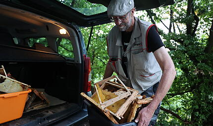Einen ganzen Kofferraum voller Rächen und Waben sicherte der Imker Peter Boxdorfer. Ob die Bienen mit Krankheiten befallen sind, kann er nicht beurteilen. Jetzt werden die Waben ausgeschnitten, die Rähmchen abgekocht. Die entsorgten Materialien haben großen Wert. Einen ganzen Kofferraum voller Rächen und Waben sicherte der Imker Peter Boxdorfer. Ob die Bienen mit Krankheiten befallen sind, kann er nicht beurteilen. Jetzt werden die Waben ausgeschnitten, die Rähmchen abgekocht. Die entsorgten Materialien haben großen Wert.