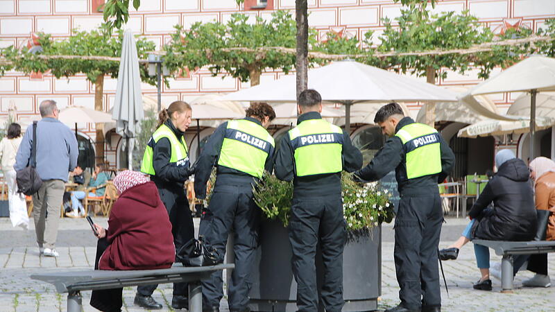 Gro&szlig;einsatz der Polizei in Coburger Innenstadt: Nach einem T&ouml;tungsdelikt, das sich vor Wochenfrist in einer Wohnung in der Rosengasse ereignet hat, wird noch immer nach der Tatwaffe gesucht.