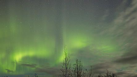 September 2021: &Uuml;ber der Ferienwohnung wabert ein Nordlicht-Vorhang am Firmament entlang.