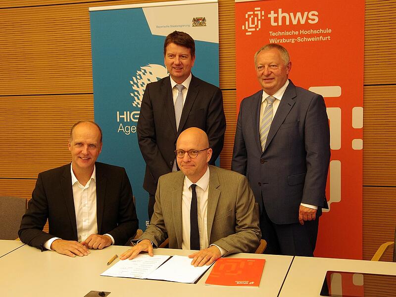 Professor Rudolf Grebner (von links), Innenstaatssekretär Sandro Kirchner, Bad Kissingens Oberbürgermeister Dirk Vogel und Landrat Thomas Bold bei der Unterzeichnung des Stiftervertrages. Professor Rudolf Grebner (von links), Innenstaatssekretär Sandro Kirchner, Bad Kissingens Oberbürgermeister Dirk Vogel und Landrat Thomas Bold bei der Unterzeichnung des Stiftervertrages.