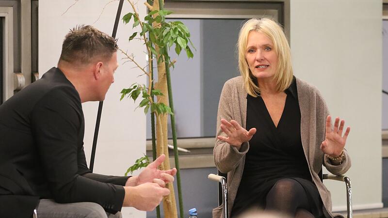 Moderator Matthias Steger und Beate Wagner boten im Lui One 90 Minuten beste Basketball-Unterhaltung mit vielen interessanten Einblicken in das NBA-Leben von Moritz und Franz Wagner.