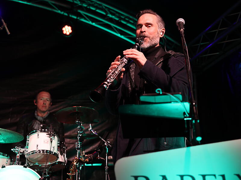 Der Sound zum Licht: BARFLY sorgt am Er&ouml;ffnungsabend f&uuml;r G&auml;nsehautmomente auf der Hauptb&uuml;hne.