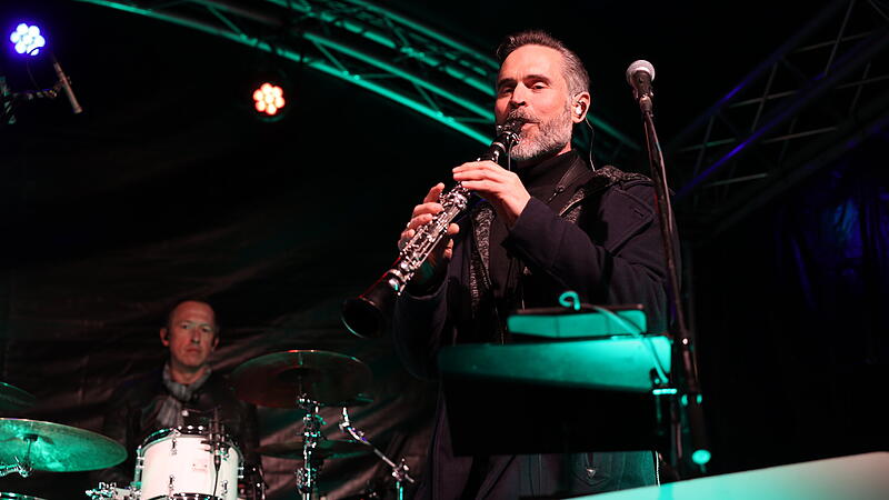 Der Sound zum Licht: BARFLY sorgt am Er&ouml;ffnungsabend f&uuml;r G&auml;nsehautmomente auf der Hauptb&uuml;hne.