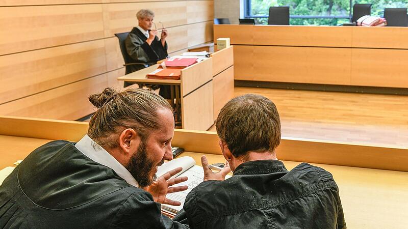 Der Angeklagte (rechts) im Gespr&auml;ch mit seinem Anwalt Norman Jacob junior.