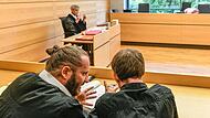 Der Angeklagte (rechts) im Gespräch mit seinem Anwalt Norman Jacob junior. Der Angeklagte (rechts) im Gespräch mit seinem Anwalt Norman Jacob junior.