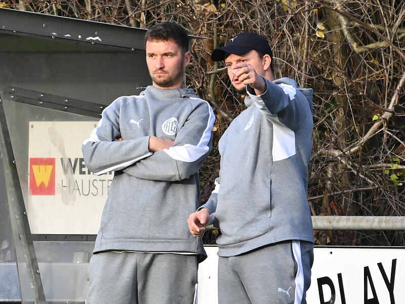 Cheftrainer Jan Gr&auml;&szlig;el (rechts) und Co-Trainer  Jochen Staniszewski im Zwiegespr&auml;ch an der Seitenlinie.