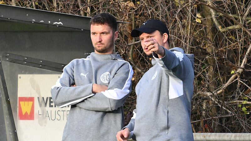 Cheftrainer Jan Gr&auml;&szlig;el (rechts) und Co-Trainer  Jochen Staniszewski im Zwiegespr&auml;ch an der Seitenlinie.