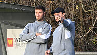 Cheftrainer Jan Gr&auml;&szlig;el (rechts) und Co-Trainer  Jochen Staniszewski im Zwiegespr&auml;ch an der Seitenlinie.
