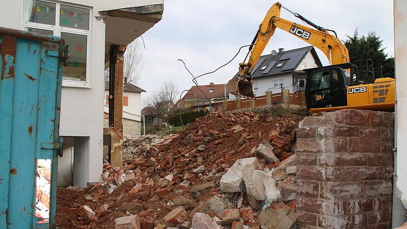Das gemeindliche Gebäude in der Oberthulbaer Quellenstraße wird aktuell umgebaut und erweitert. Das gemeindliche Gebäude in der Oberthulbaer Quellenstraße wird aktuell umgebaut und erweitert.