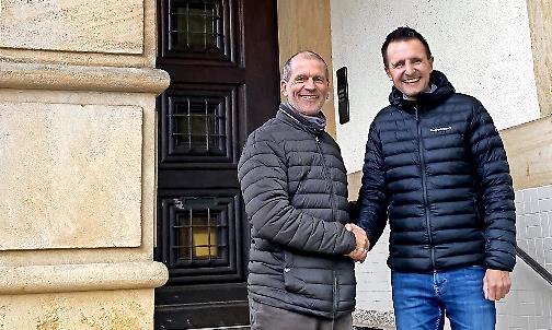 Arnt-Uwe Schille, Vorsitzender des Fördervereins für das Sonnenhaus in Lichtenfels (links) und Erster Bürgermeister Andreas Hügerich.