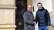 Arnt-Uwe Schille, Vorsitzender des Fördervereins für das Sonnenhaus in Lichtenfels (links) und Erster Bürgermeister Andreas Hügerich.