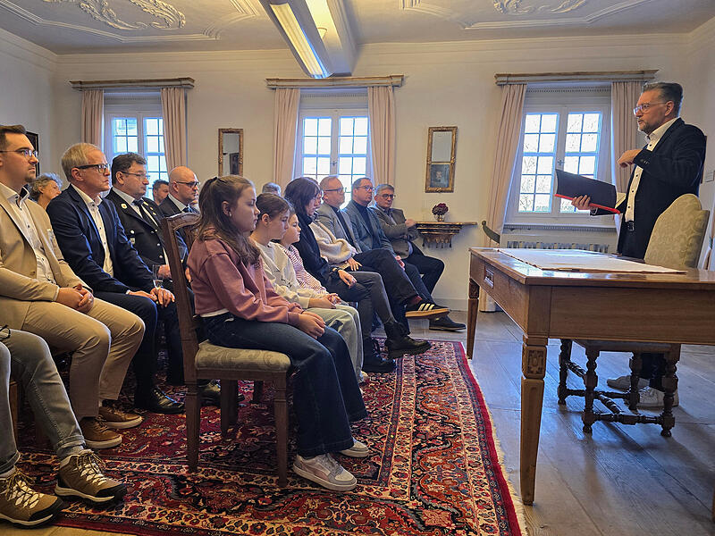Im Trauzimmer des Schlosses in Adelsdorf sprach B&uuml;rgermeister Karsten Fischkal (rechts) beim Neujahrsempfang zu den G&auml;sten.