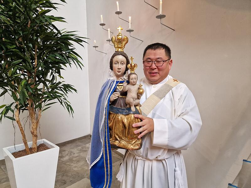 Diakon Kim Sell und das Gnadenbild des Maria Ehrenbergs. Diakon Kim Sell und das Gnadenbild des Maria Ehrenbergs.
