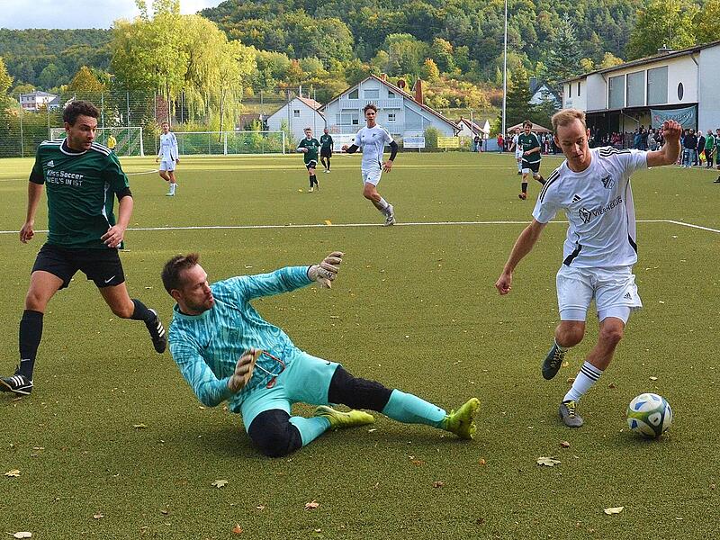 In dieser Szene umkurvt zwar Westheims Yanik Pragmann (in Weiß) den Winkelser Keeper Yannick Riedel, trifft aber im Anschluss nicht in das Tor. Es war verkraftbar, weil seine Teamkollegen beim 3:1-Auswärtssieg trafen.