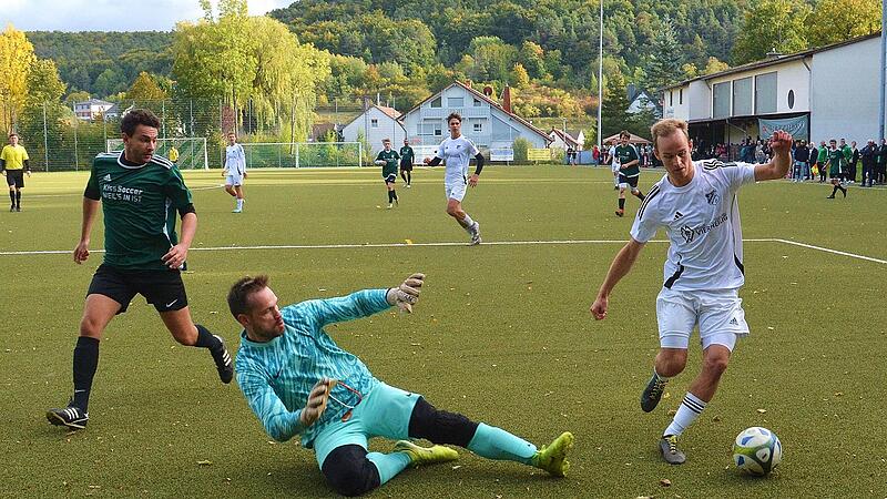In dieser Szene umkurvt zwar Westheims Yanik Pragmann (in Weiß) den Winkelser Keeper Yannick Riedel, trifft aber im Anschluss nicht in das Tor. Es war verkraftbar, weil seine Teamkollegen beim 3:1-Auswärtssieg trafen.
