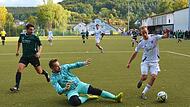 In dieser Szene umkurvt zwar Westheims Yanik Pragmann (in Weiß) den Winkelser Keeper Yannick Riedel, trifft aber im Anschluss nicht in das Tor. Es war verkraftbar, weil seine Teamkollegen beim 3:1-Auswärtssieg trafen.