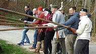 Die Besucher wurden vor der Burg in den Langwaffenkampf mit einbezogen