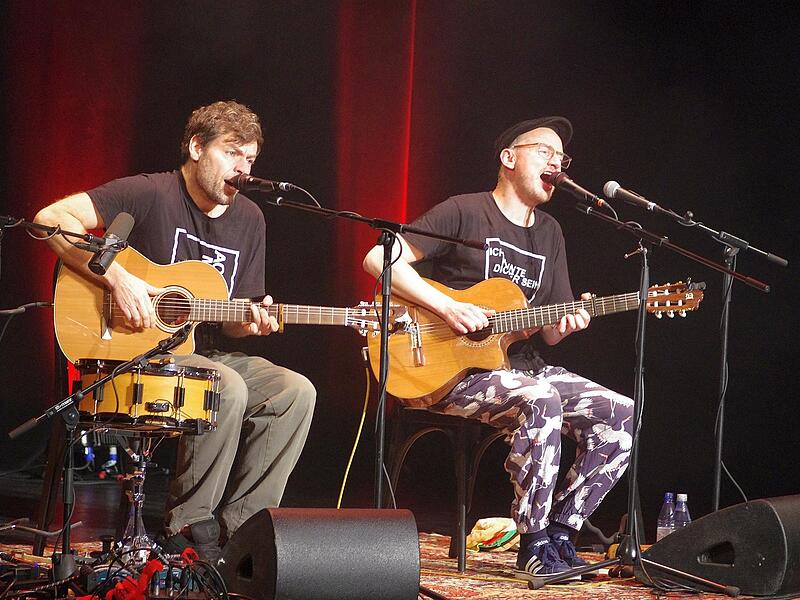 Von links: Simon Eickhoff und Jan Traphan im Bad Kissinger Kurtheater. Von links: Simon Eickhoff und Jan Traphan im Bad Kissinger Kurtheater.