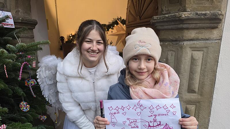 Paula m&ouml;chte dem Christkind ein Geschenk machen und hat ihm dieses Bild gemalt: Sterne, Herzen, Weihnachtsb&auml;ume, Geschenke, das Christkind selbst (links) und den Weihnachtsmann auf einem Schlitten, der von zwei Tieren gezogen wird. Engel Emmelie wird das Bild dem Christkind geben. Versprochen.