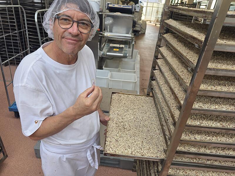 Chef Bernd Woitinek schw&auml;rmt von seinen N&uuml;ssen. "Die m&uuml;ssen bei uns sch&ouml;n grob sein, damit sie beim Zubei&szlig;en noch Biss haben."