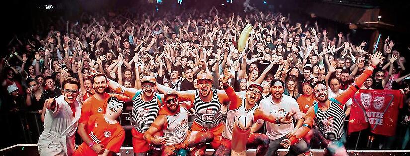 Katerstimmung? Naja, vielleicht am Morgen danach. Was M&uuml;tze Katze am Abend bietet, l&auml;sst die Fans schnurren.