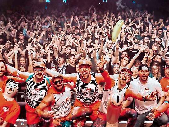 Katerstimmung? Naja, vielleicht am Morgen danach. Was M&uuml;tze Katze am Abend bietet, l&auml;sst die Fans schnurren.