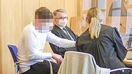 Der Angeklagte O. im Gespräch mit seinen beiden Verteidigern. Im Gerichtssaal scheint sich der 49-Jährige aus dem Kreis Coburg inzwischen heimisch zu fühlen.