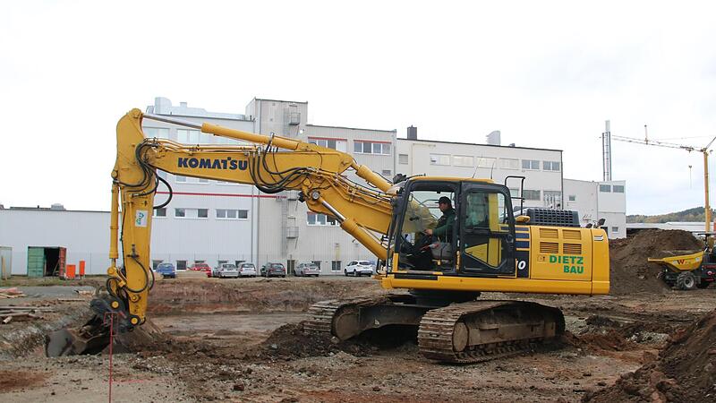 Am Montag, 7. November 2022, haben die Bauarbeiten für das Hochregallager offiziell begonnen.