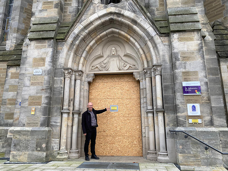 Sanierung St. Johannis-KircheForchheim & Fränkische Schweiz Dekan Enno Weidt steht vor der St. Johannis-Kirche, die derzeit wegen Sanierungsarbeiten gesperrt ist.
