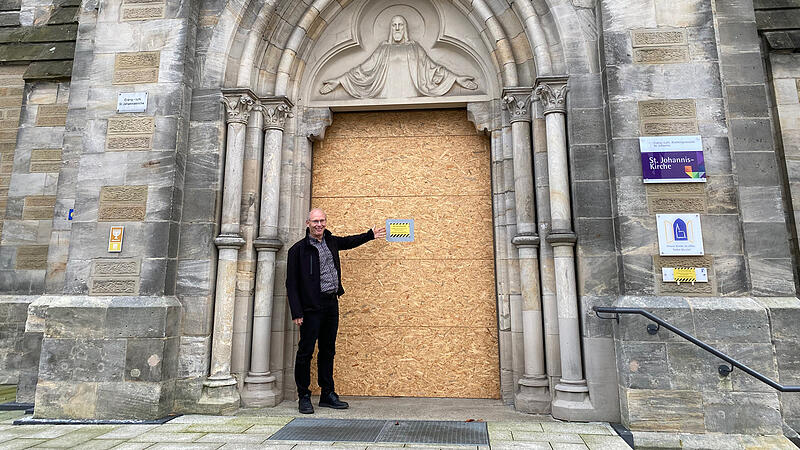 Dekan Enno Weidt steht vor der St. Johannis-Kirche, die derzeit wegen Sanierungsarbeiten gesperrt ist.