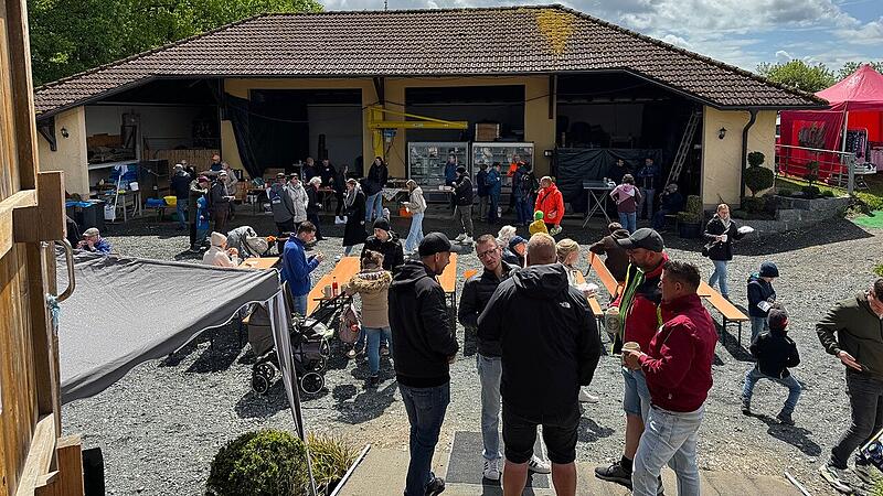 Die Holler-Ranch in Lonnerstadt: Landwirtschaftsschau mit einer gro&szlig;en Kuchentheke f&uuml;r einen guten Zweck.