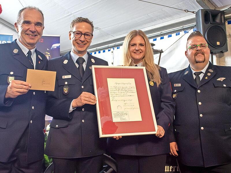 Die FFW Forchheim übergab eine Reproduktion einer historischen Dienstbescheinigung (v. l.): Reinhold Zametzer (stellvertretender Vorsitzender Feuerwehr Kersbach), Josua Flierl (Vorsitzender Feuerwehr Forchheim), Carina Fees (Vorsitzende Feuerwehr ... Die FFW Forchheim übergab eine Reproduktion einer historischen Dienstbescheinigung (v. l.): Reinhold Zametzer (stellvertretender Vorsitzender Feuerwehr Kersbach), Josua Flierl (Vorsitzender Feuerwehr Forchheim), Carina Fees (Vorsitzende Feuerwehr ...