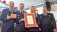 Die FFW Forchheim übergab eine Reproduktion einer historischen Dienstbescheinigung (v. l.): Reinhold Zametzer (stellvertretender Vorsitzender Feuerwehr Kersbach), Josua Flierl (Vorsitzender Feuerwehr Forchheim), Carina Fees (Vorsitzende Feuerwehr ... Die FFW Forchheim übergab eine Reproduktion einer historischen Dienstbescheinigung (v. l.): Reinhold Zametzer (stellvertretender Vorsitzender Feuerwehr Kersbach), Josua Flierl (Vorsitzender Feuerwehr Forchheim), Carina Fees (Vorsitzende Feuerwehr ...