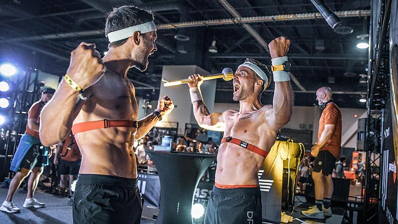 Der Sieges-Gong: Clemens Scherbel (rechts) und Christopher von Stelzer bejubeln ihren Triumph