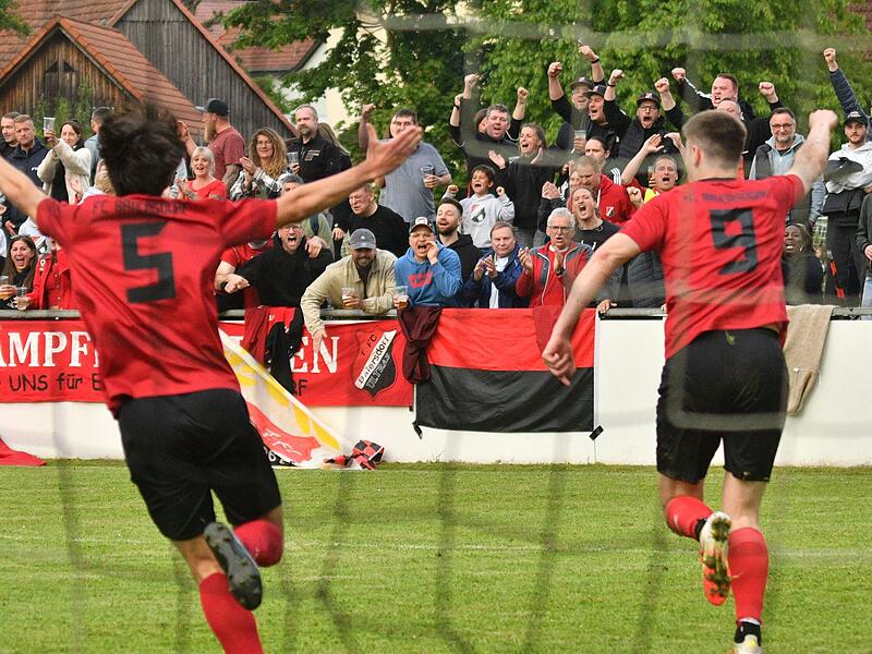 Jubel im Lager des FC Baiersdorf nach dem 1:1-Ausgleich im Entscheidungsspiel gegen die SG Roth-Main. Jubel im Lager des FC Baiersdorf nach dem 1:1-Ausgleich im Entscheidungsspiel gegen die SG Roth-Main.