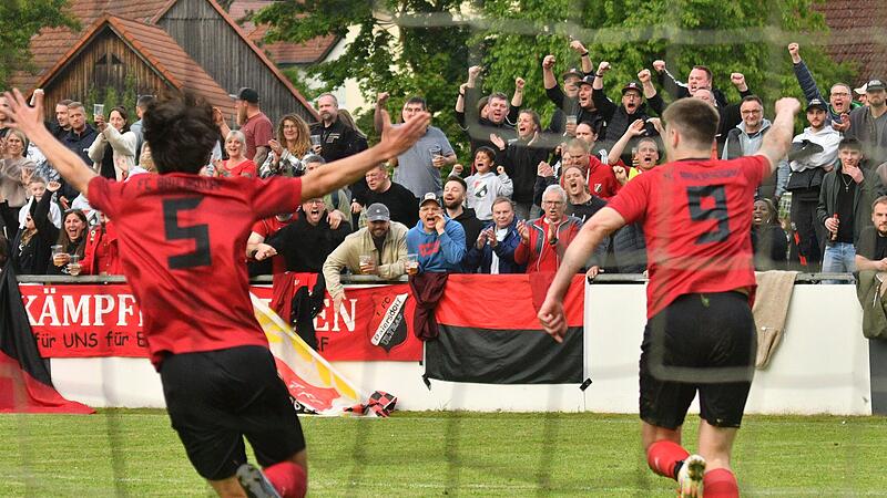 Jubel im Lager des FC Baiersdorf nach dem 1:1-Ausgleich im Entscheidungsspiel gegen die SG Roth-Main. Jubel im Lager des FC Baiersdorf nach dem 1:1-Ausgleich im Entscheidungsspiel gegen die SG Roth-Main.