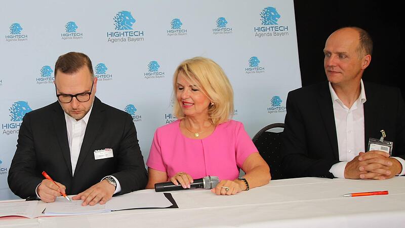 Den Stiftervertrag zur Gründung des Technologietransferzentrums (TTZ) Kitzingen unterzeichneten in der Abtswinder Firma Kräuter Mix (von links): Bernhard Mix (Geschäftsführer von Kräuter Mix), Landrätin Tamara Bischof und Hochschulpräsident Professor Robert Grebner.