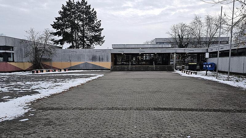 Die Mittelschule Maroldsweisach ist in die Jahre gekommen. Bei seiner Sitzung am Donnerstag dachte der Schulverband über einen Neubau nach. Die Mittelschule Maroldsweisach ist in die Jahre gekommen. Bei seiner Sitzung am Donnerstag dachte der Schulverband über einen Neubau nach.