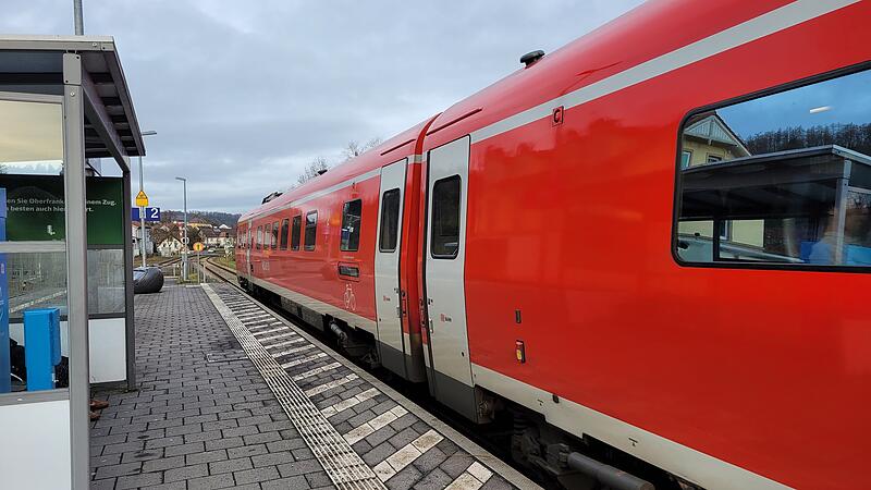 Der Zug hat zwar keinen offiziellen Halt in Trebgast, kommt aber am dortigen Bahnhof zum Stehen. Aus- und einsteigen kann man nicht.