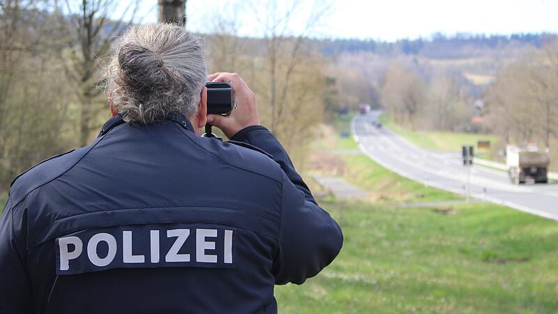 Einmal im Jahr findet ein bayernweiter Blitzmarathon statt. Hier die Messstelle der Bad Br&uuml;ckenauer Polizeistation an der Staatsstra&szlig;e bei Riedenberg.