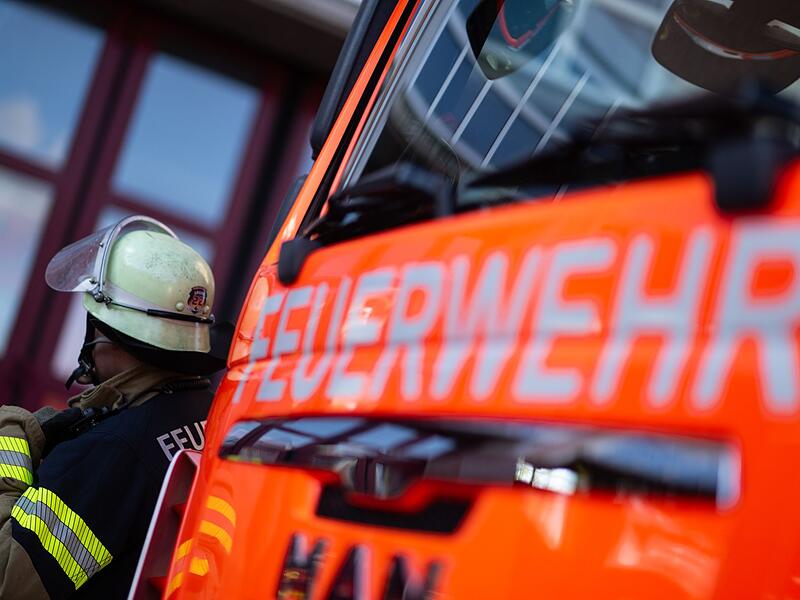 Feuerwehrmann neben einem Feuerwehrauto Feuerwehrmann neben einem Feuerwehrauto